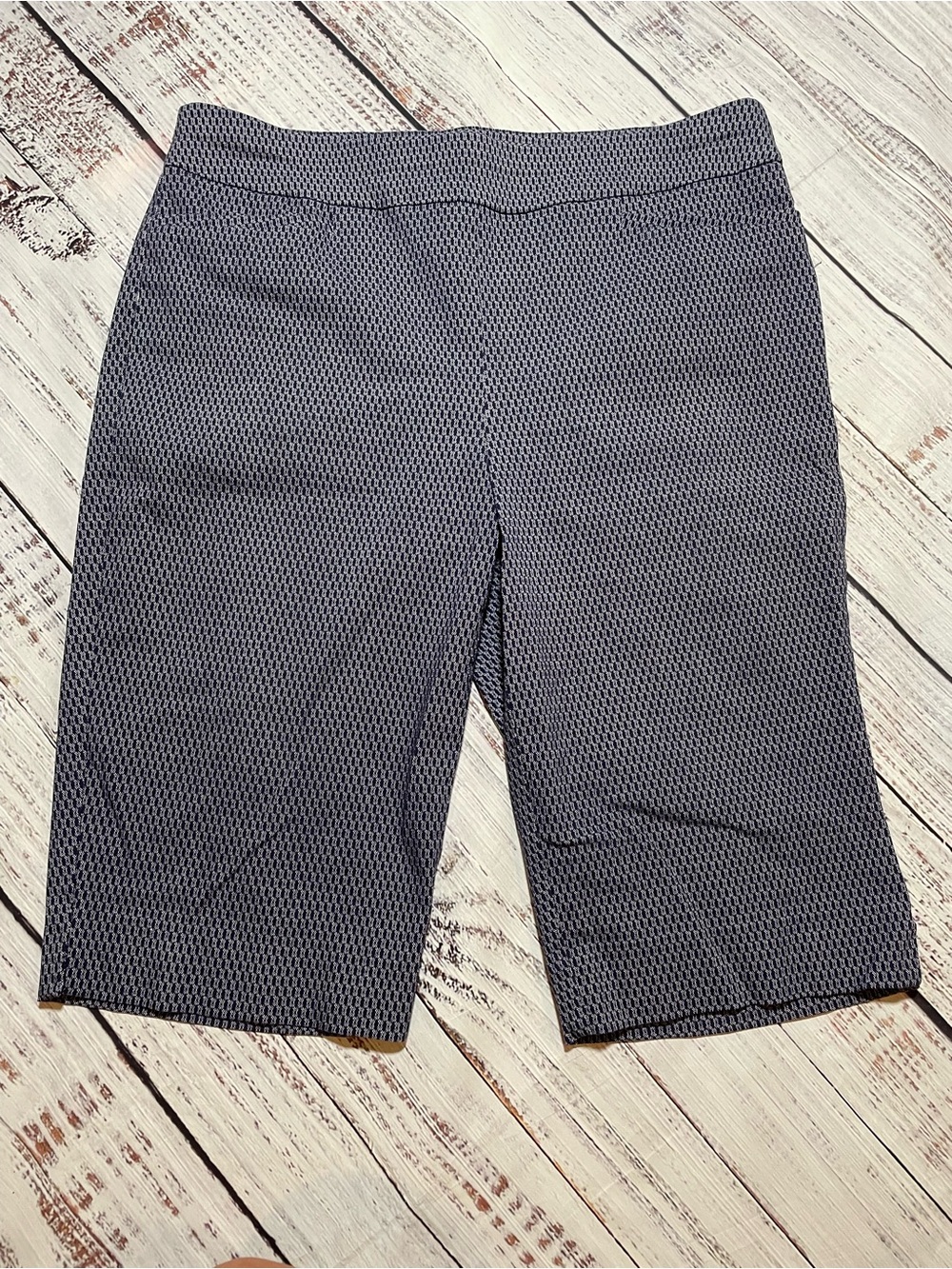 Chico's Blue & White Geometric Print Pull-On Bermuda Shorts. Size 1 (US 8)
